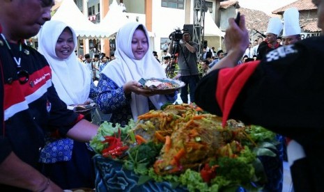 Badan Karantina Ikan, Pengendalian Mutu dan Keamanan Hasil Perikanan (BKIPM) bersama Pondok Buntet Pesantren menggelar kegiatan makan ikan bersama. Kegiatan ini diikuti oleh sekitar 1.500 santri di Lapangan Pondok Buntet Pesantren, Jumat (26/8).