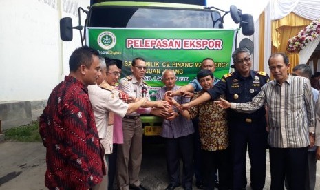 Badan Karantina Pertanian Kementerian Pertanian melepas ekspor cangkang sawit dan olahan kelapa dari Sumatera Barat ke Jepang melalui Pelabuhan Teluk Bayur, Padang, Kamis (1/8)