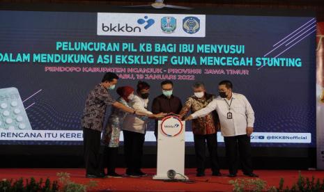 Badan Kependudukan dan Keluarga Berencana Nasional (BKKBN) memperkenalkan Pil KB Progestin atau Pil KB untuk ibu menyusui di Pendopo Kabupaten Nganjuk, Rabu (19/1). Kepala BKKBN dr. Hasto Wardoyo menyatakan, pil KB yang diluncurkan tersebut dimaksudkan menurunkan angka tidak ber-KB karena alasan menyusui.