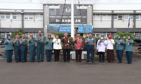 Badan Kependudukan dan Keluarga Berencana Nasional (BKKBN) mendorong adanya paradigma baru tentang Keluarga Berencana (KB) di masyarakat. Paradigma baru tersebut adalah tidak hanya berpikir tentang jumlah anak namun juga kualitas anak yang dilahirkan.  Hal itu diungkapkan Kepala BKKBN dr. Hasto Wardoyo, Sp.Og saat membuka secara resmi Pelayanan KB Serentak Sejuta Akseptor (PSA) di Rumah Sakit Pusat Angkatan Laut dr. Ramelan, Surabaya, Rabu (15/06/2022).