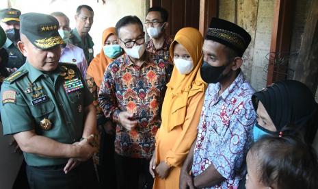 Badan Kependudukan dan Keluarga Berencana Nasional (BKKBN) mengukuhkan Kepala Staf Angkatan Darat (KSAD) Jenderal TNI Dudung Abdurachman menjadi Duta Bapak Asuh Anak Stunting di Hari Keluarga Nasional yang digelar di Sleman, Yogyakarta, Rabu (29/6/2022) lalu.