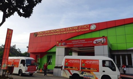 Badan Ketahanan Pangan Kementerian Pertanian menggelar Operasi Pasar untuk meredam harga bawang merah dan bawang putih di Toko Tani Indonesia Center, Jakarta, Jumat (12/4).