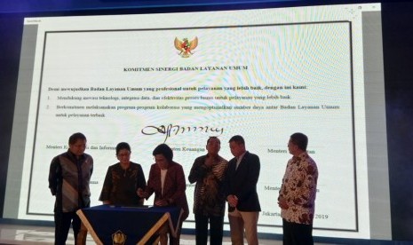 BADAN LAYANAN UMUM. Menteri Keuangan bersama sejumlah menteri menandatangani pernyataan komitmen sinergi Badan Layanan Umum di Kantor Kementerian Keuangan, Selasa (26/2). 