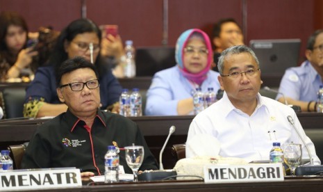  Badan Legislasi DPR RI bersama Pemerintah pada Kamis (19/7) membahas Rancangan Undang-Undang tentang masyarakat hukum adat.