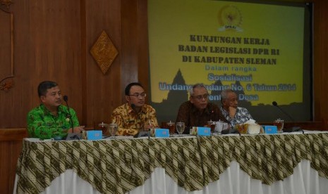 Badan Legislasi saat melakukan sosialisasi UU No.6 Tahun 2014 tentang Desa di Sleman.