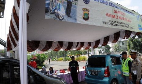 Badan Lingkungan Hidup (BLH) Kota Depok melakukan uji emisi kendaraan bermotor di depan Margo City Depok, Jawa Barat, Rabu (25/3).  (foto : MgROL_34)