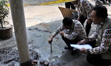 Sampel air lumpur berbau gas di lokasi semburan lumpur yang meresahkan warga (ilustrasi) 