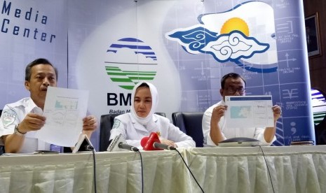 Badan Meteorologi, Klimatologi, dan Geofisika (BMKG) menjelaskan tsunami di perairan Selat Sunda disebabkan aktivitas Gunung Anak Krakatau pukul 21.03 WIB.