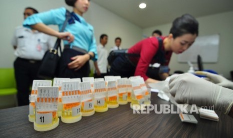 Badan Narkotika Nasional (BNN) dan Dishub Jabar melakukan tes urine untuk awak pesawat, di Bandara Husein Sastranegara, Kota Bandung (23/6).  (Foto : Mahmud Muhyidin)