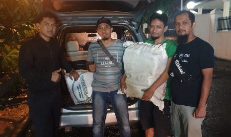 Badan Narkotika Nasional Provinsi (BNNP) Jawa Barat berhasil mengamankan dua orang yang terlibat dalam sindikat peredaran narkotika jenis ganja, JA (35) dan AP (25) warga Kabupaten Bogor. Saat penangkapan, polisi menembak JA di bagian betis kiri karena melakukan perlawanan. Barang bukti yang diamankan 50 kilogram ganja siap edar. 