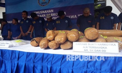 Badan Narkotika Nasional Provinsi (BNNP) Jawa Timur memusnahkan barang bukti berupa Ganja seberat 32 kilogram, dan Sabu seberat 6 kilogram. Pemusnahan dipimpin langsung Kepala BNNP Jatim, Brigjen Pol Bambang Budi Santoso di halaman Kantor BNNP Jatim, Jumat (27/4).