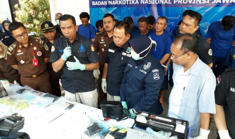 Badan Narkotika Nasional Provinsi (BNNP) Jawa Timur memusnahkan barang bukti narkotika jenis sabu-sabu seberat 5,8 kilogram di Kantor BNNP Jatim, Jalan Ngagel Madya V Nomor 22, Surabaya, Selasa (9/10).