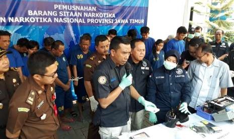 Badan Narkotika Nasional Provinsi (BNNP) Jawa Timur memusnahkan barang bukti narkotika jenis sabu-sabu seberat 5,8 kilogram di Kantor BNNP Jatim, Jalan Ngagel Madya V Nomor 22, Surabaya, Selasa (9/10).