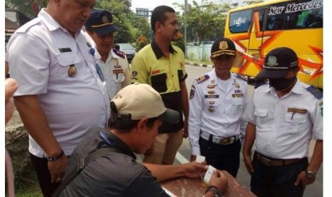 Badan Narkotika Nasional Provinsi (BNNP) Sumut menggelar tes urine terhadap sopir bus pada Selasa (13/6). 