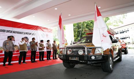 Kepala BNPB Letjen TNI Ganip Warsito (dua kiri) bersama Gubernur Sulawesi Utara Olly Dodokambey (tiga kiri) memberi dukungan kepada rombongan relawan Gerakan Mobil Masker Untuk Masyarakat di halaman Kantor Gubernur Sulawesi Utara, Kota Manado, Sabtu (9/10).