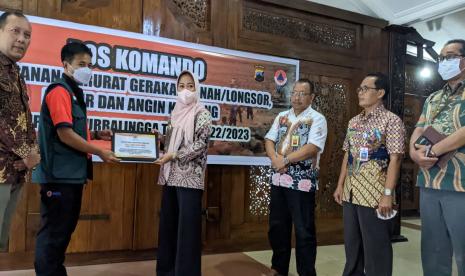 Badan Nasional Penanggulangan Bencana (BNPB) Republik Indonesia menyerahkan bantuan atas bencana tanah bergerak/longsor yang terjadi di Desa Siwarak dan Tlahab Lor, Kecamatan Karangreja, Kabupaten Purbalingga kepada Bupati Purbalingga. 