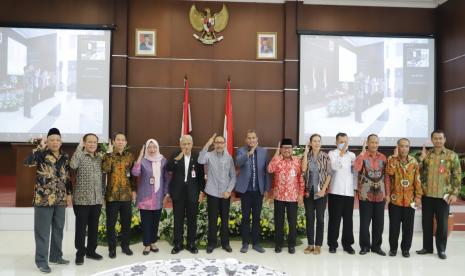 Badan Pembinaan Ideologi Pancasila (BPIP) menggelar Diskusi Kelompok Terpumpun (DKT) dengan tema “Refleksi Nilai Pancasila dalam Rancangan Kitab Undang-Undang Hukum Pidana” yang di moderatori langsung oleh Wakil Kepala BPIP, DR. Drs. Karjono, S.H., M.Hum di Pusat Pengembangan Aparatur Sipil Negara Kementerian Sekretariat Negara, Jakarta, Rabu (13/7/2022).