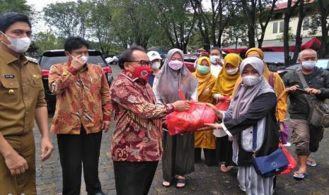 Badan Pembinaan Ideologi Pancasila (BPIP) menyalurkan bantuan kepada ratusan warga yang terdampak ledakan tangki Bahan Bakar Minyak (BBM) Balongan Kabupaten Indramayu.