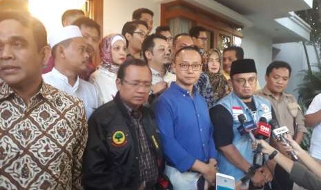 Badan Pemenangan Nasional (BPN) Koalisi Indonesia Adil Makmur menggelar konferensi pers jelang pemeriksaan Anggota Dewan Pembina BPN Amien Rais, di Rumah Daksa, Jakarta, Senin (8/10). 