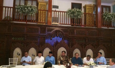 Badan Pemenangan Nasional (BPN) Prabowo-Sandiaga menggelar pertemuan tertutup dengan media asing di kediaman calon presiden nomor urut 02 Prabowo Subianto di Kertanegara, Kebayoran Baru, Jakarta, Senin (6/5). 