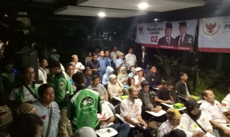 Badan Pemenangan Nasional (BPN) Prabowo Subianto-Sandiaga Uno menyelenggarakan nonton bareng debat calon wakil presiden di Jalan Kertanegara, Jakarta Selatan, Ahad (17/3). 