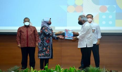 Badan Pemeriksa Keuangan RI (BPK) memberikan opini Wajar Tanpa Pengecualian (WTP) atas Laporan Keuangan Kementerian Pekerjaan Umum dan Perumahan Rakyat (Kementerian PUPR) Tahun 2020. Laporan hasil pemeriksaan tersebut diserahkan oleh Pimpinan Pemeriksaan Keuangan Negara IV BPK Isma Yatun dan diterima oleh Menteri PUPR, Basuki Hadimuljono, pada hari Kamis (5/8).