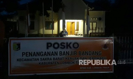 Badan Penanggulangan Bencana Daerah (BPBD) Kabupaten Lombok Timur mendirikan posko penanganan banjir bandang di Kantor Camat Keruak, Lombok Timur, pada Ahad (19/11).