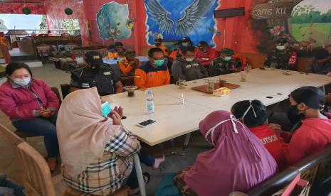 Badan Penanggulangan Bencana Daerah (BPBD) Kota Batu bersama sejumlah instansi pemerintah mengadakan sosialisasi tentang evakuasi warga terdampak bencana retakan tanah di  Kawasan Payung, Songgokerto, Kota Batu.