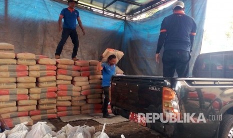 Badan Penanggulangan Bencana Daerah (BPBD) Kota Tasikmalaya menyalurkan bantuan yang diperuntukkan bagi korban gempa, Jumat (5/1).  