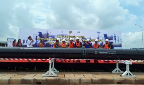 Badan Pengawas Hilir Minyak dan Gas (BPH Migas) bersama Kementerian Energi Sumber Daya Mineral (ESDM) dan PT Rekayasa Industri melakukan groundbreaking pembangunan pipa gas ruas transmisi Cirebon-Semarang yang bertempat di Rest Area Tol KM 379A, Ruas Tol Semarang-Batang, pada Jumat, (7/2).