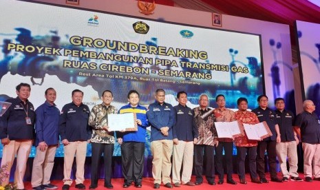 Badan Pengawas Hilir Minyak dan Gas (BPH Migas) bersama Kementerian Energi Sumber Daya Mineral (ESDM) dan PT Rekayasa Industri melakukan groundbreaking pembangunan pipa gas ruas transmisi Cirebon-Semarang yang bertempat di Rest Area Tol KM 379A, Ruas Tol Semarang-Batang, pada Jumat, (7/2).