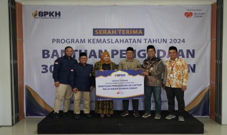 Badan Pengelola Keuangan Haji (BPKH) berkolaborasi dengan Mitra Kemaslahatan Rumah Zakat menggelar acara Serah Terima Program Kemaslahatan Tahun 2024: Bantuan Pengadaan Laptop Pelayanan Rumah Zakat.