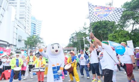 Badan Pengelola Keuangan Haji (BPKH) bersama mitra kerjanya menggelar Fun Walk di kawasan Senayan, Jakarta, Ahad pagi (10/12/2023).