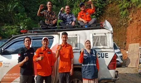 Badan Pengelola Keuangan Haji (BPKH) bersama Rumah Zakat menyalurkan bantuan untuk para korban bencana banjir bandang dan tanah longsor.