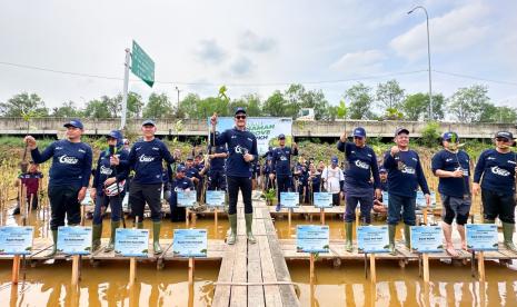 Badan Pengelola Keuangan Haji (BPKH) ikut berkontribusi dalam pelestarian lingkungan dengan melakukan penanaman pohon mangrove di kawasan ekowisata mangrove PIK.