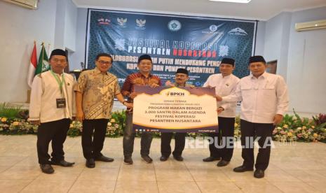 Badan Pengelola Keuangan Haji (BPKH) melaksanakan serah terima Program Kemaslahatan Tahun 2024 yang menghadirkan Program Makan Bergizi untuk 3.000 santri. 