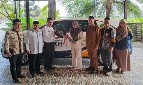 Badan Pengelola Keuangan Haji (BPKH) melalui mitra Kemaslahatan Badan Amil Zakat Nasional (Baznas), menyalurkan bantuan pengadaan mobil layanan Haji bagi Kantor Kementerian Agama (Kemenag) Kabupaten Kulon Progo. 