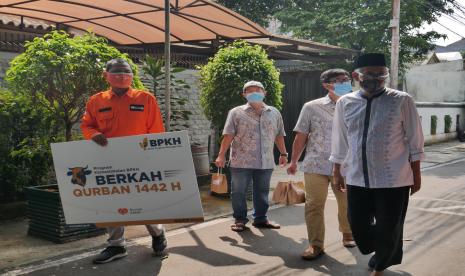 Badan Pengelola Keuangan Haji (BPKH) melalui Program Kemaslahatan tahun ini menyalurkan kurban sebanyak 1000 ekor sapi yang tersebar di kurang lebih 835 Titik di 34 provinsi di seluruh Indonesia. 