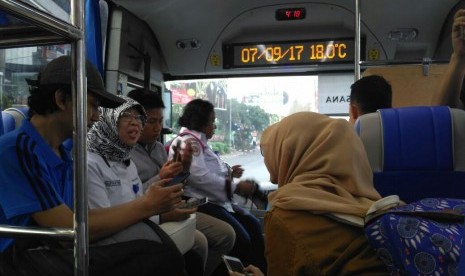 Badan Pengelola Transportasi Jabodetabek (BPTJ), Jasa Marga, dan Pengelola Mega City Bekasi menggelar Uji Coba Bus Transjabodetabek Premium di depan Giant Mega Mall Bekasi, Kamis (7/9).