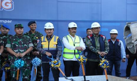 Badan Pengusahaan Batam (BP Batam) bersama PT. Persero Batam menggelar Groundbreaking Proyek Pembangunan Container Yard (CY) dan infrastruktur Terminal Peti Kemas Batu Ampar, Rabu (8/5/2024) sore. Hadir dalam kegiatan, Kepala BP Batam, Muhammad Rudi; Direktur Utama PT. Persero Batam, Arham S. Torik; Director of Operation PT Waskita Beton Precast Tbk, Sugiharto; Director of Business Development PT Waskita Beton Precast Tbk, Bambang Dwi Wijayanto; Forkopimda Kota Batam; dan para Anggota Bidang BP Batam beserta jajaran.