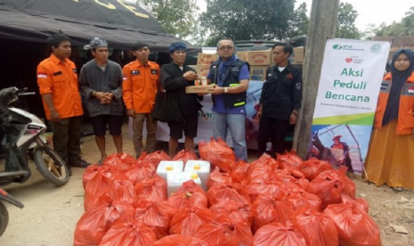 Badan Penyelenggara Jaminan Sosial (BPJS) Ketenagakerjaan Kantor Wilayah Banten, Yayasan Al Maghfiroh bersama Rumah Zakat distribusikan bantuan kebakaran di Kampung Kadu Hede.