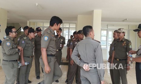 ilustrasi. Badan Pertanahan Nasional (BPN) Kota Tangerang, didampingi Satpol PP Kota Tangerang dan Pihak pengembang Palem Semi melaksanakan pengukuran tanah sengketa di RT 04, Panunggangan Barat, Cibodas, Kota Tangerang, Senin (23/10). 