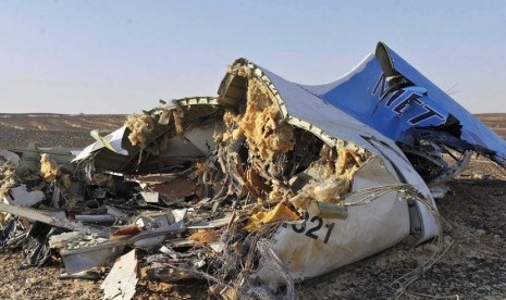 Badan pesawat Rusia yang hancur di wilayah gurun Hassana, dekat Kota el-Arish, Semenanjung Sinai, Mesir, Sabtu (31/10).