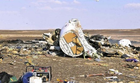 Badan pesawat Rusia yang hancur di wilayah gurun Hassana, dekat Kota el-Arish, Semenanjung Sinai, Mesir, Sabtu (31/10).