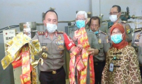 Badan POM dan Polda Metro Jaya  grebek pembuat obat dan jamu ilegal di Jakarta Timur.