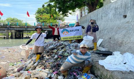 Badan Riset Urusan Sungai Nusantara (BRUIN) melaksanakan Sensus Sampah Plastik di 64 titik di 28 kabupaten/kota di 13 provinsi di Indonesia. 