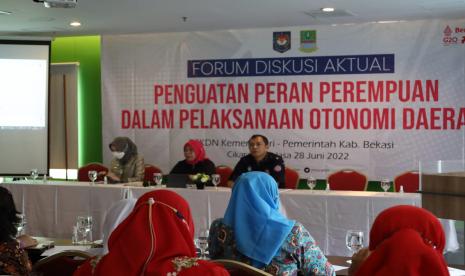 Badan Strategi Kebijakan Dalam Negeri (BSKDN) Kementerian Dalam Negeri (Kemendagri) menggelar diskusi terpumpun bersama seluruh persatuan perempuan di Cikarang, Kabupaten Bekasi, pada Selasa (28/6/2022). Diskusi tersebut mengangkat tema Penguatan Peran Perempuan dalam Pelaksanaan Otonomi Daerah. Topik ini diangkat BSKDN Kemendagri karena pesan strategis yang dapat mereka lakukan dalam perumusan kebijakan. 