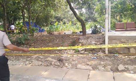 Badan Tenaga Nuklir Nasional (BATAN) melakukan clean up area yang terpapar radiasi di depan Komplek Perumahan Batan Indah, Serpong, Tangerang Selatan, Sabtu (15/2).