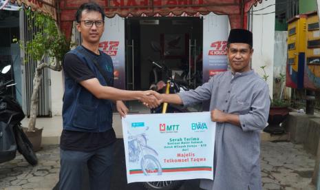 Badan Wakaf Alquran (BWA) bersama MTT Telkomsel (Majelis Telkomsel Takwa) menyerahkan motor wakaf kepada Ustadz Muhtar, dai yang bertugas di Bima, NTB.