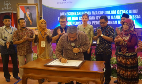 Badan Wakaf Indonesia membuat Nota Kesepahaman dengan salah satu badan organisasi Perserikatan Bangsa-Bangsa (PBB) yaitu United Nations Development Programme (UNDP) di di Gedung Kebon Sirih, Bank Indonesia, Jakarta Pusat, Kamis (24/1). 